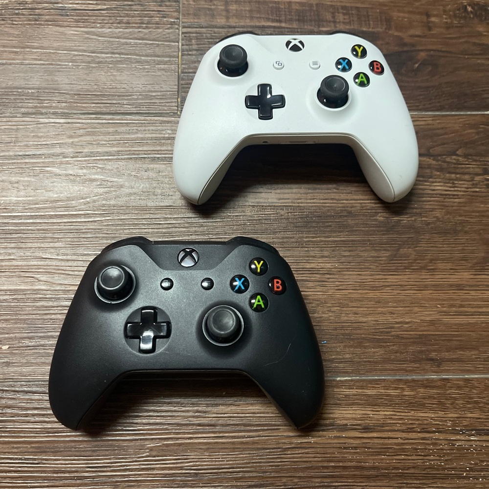 Xbox Wireless Controller - Black and White